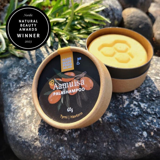 Aamuisa Tyrni palashampoo luonnon keskellä – palkittu luonnonkosmetiikan palashampoo, joka hoitaa hiuksia silkki- ja arganöljyllä. Tyrniöljy ravitsee hiuspohjaa ja edistää hiusten kasvua. Sulfaatiton, silikoniton ja biohajoava, pakattu ympäristöystävälliseen kartonkipakkaukseen.